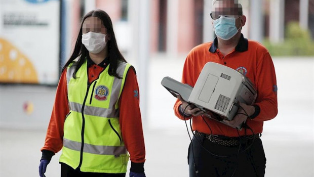 ep dos trabajadores del samur proteccion civil de madrid protegidos con mascarilla acuden a ifema