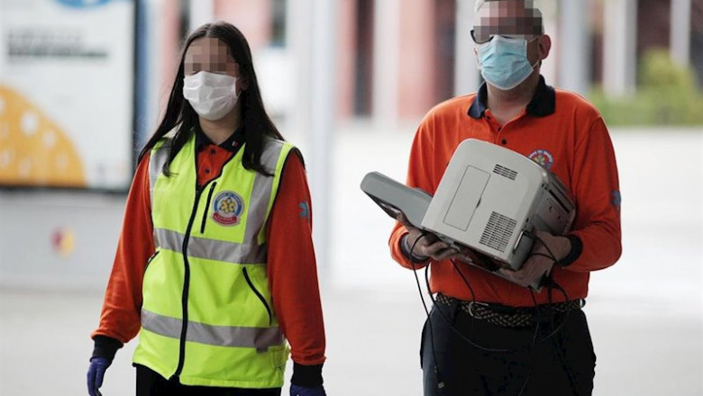 Dos trabajadores del SAMUR protección civil de Madrid protegidos con mascarilla acuden a IFEMA durante el tercer día de funcionamiento y primera fase del hospital provisional desplegado -por el momento- en los pabellones 5, 7 y 9 del recinto | Eduardo Parra - Europa Press ep dos trabajadores del samur proteccion civil de madrid protegidos con mascarilla acuden a ifema
