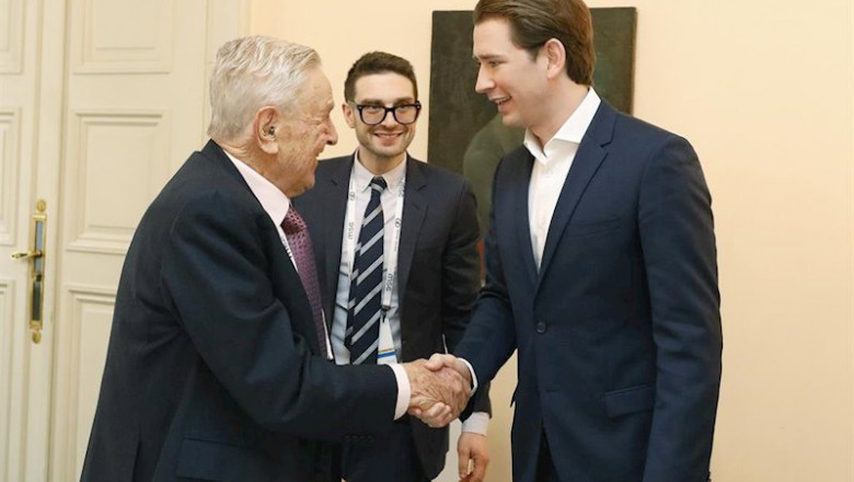 El canciller austriaco, Sebastian Kurz (derecha), saluda al inversor estadounidense George Soros (izquierda) durante una conferencia celebrada en Múnich (Archivo) | Dragan Tatic/BUNDESKANZLERAMT vi / DPA - Archivo ep el canciller austriaco sebastian kurz derecha saluda al inversor estadounidense george soros