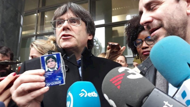 ep el expresidente de la generalitat carles puigdemont posa con su acreditacion de eurodiputado a la