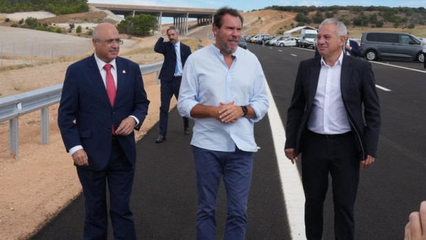 ep el ministro de transportes y movilidad sostenible oscar puente junto al subdelegado del gobierno ep el ministro de transportes y movilidad sostenible oscar puente junto al subdelegado del gobierno