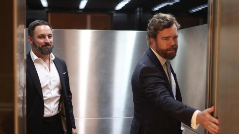 El presidente de Vox y el portavoz parlamentario del partido, Santiago Abascal e Iván Espinosa de los Monteros, cogen el ascensor en el Congreso de los Diputados | Eduardo Parra - Europa Press ep el presidente de vox y el portavoz parlamentario del partido santiago abascal e ivan espinosa de 20190918173205