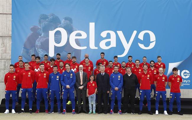 Foto de familia tras el acuerdo entre la selección y Pelayo | RFEF ep fotofamiliaacuerdola seleccionpelayo