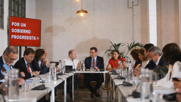 ep i-d secretarioindustria comercioturismopsoe carles ruiz secretario generalpsoepresidentegobiernofunciones pedro sanchez yministraindustriaturismofunciones reyes maroto presidenreunion con