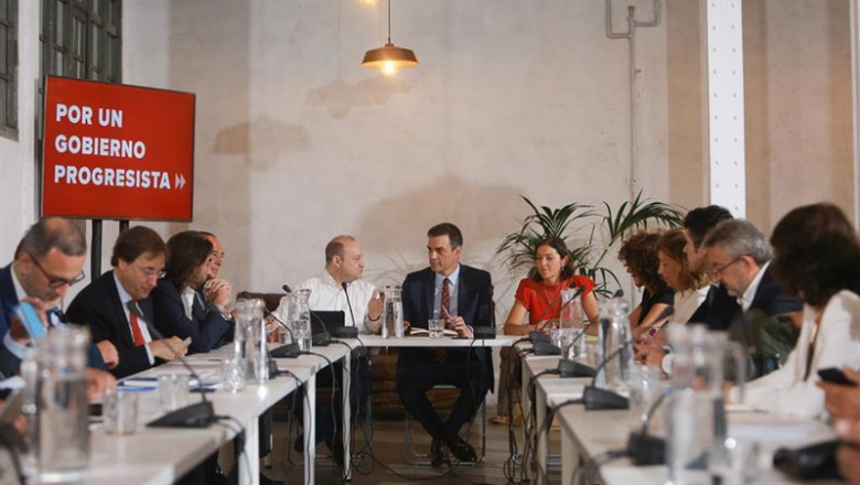 (I-D) El secretario de Industria, Comercio y Turismo del PSOE, Carles Ruiz; el secretario general del PSOE y el presidente del Gobierno en funciones, Pedro Sánchez; y la ministra de Industria y Turismo en funciones, Reyes Maroto, presiden una reunión con | Ricardo Rubio - Europa Press ep i-d secretarioindustria comercioturismopsoe carles ruiz secretario generalpsoepresidentegobiernofunciones pedro sanchez yministraindustriaturismofunciones reyes maroto presidenreunion con