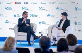 ep la periodista de expansion mayte a ayuso entrevistando a al consejero delegado de santander