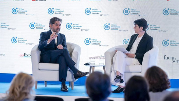 ep la periodista de expansion mayte a ayuso entrevistando a al consejero delegado de santander