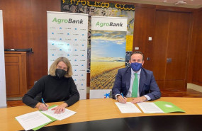 ep la presidenta de fademur teresa lopez y el director de agrobank sergio gutierrez en la renovacion