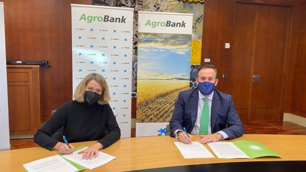 ep la presidenta de fademur teresa lopez y el director de agrobank sergio gutierrez en la renovacion