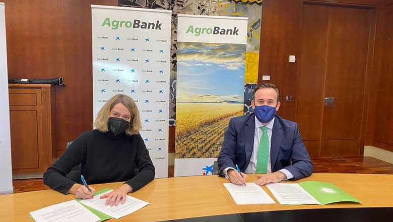 La presidenta de Fademur, Teresa López, y el director de AgroBank, Sergio Gutiérrez, en la renovación del acuerdo para impulsar la actividad agraria en España | CAIXABANK ep la presidenta de fademur teresa lopez y el director de agrobank sergio gutierrez en la renovacion