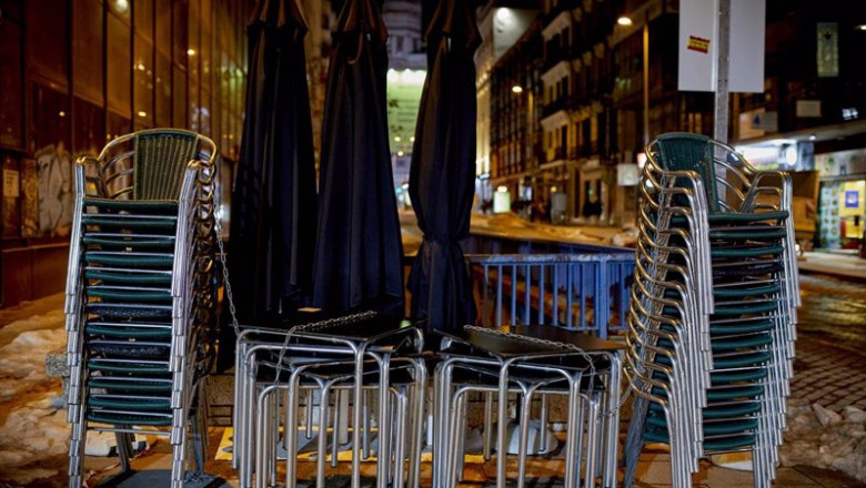 ep la terraza de un restaurante ya recogida en la ultima noche del cierre de bares y restaurantes en