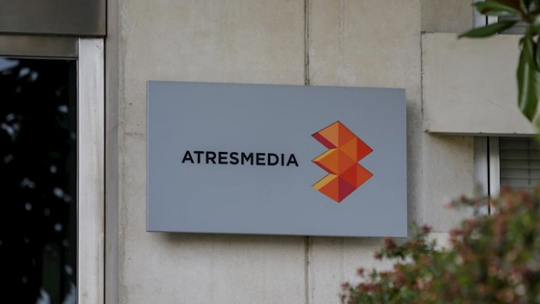 ep letras y logo de atresmedia en la entrada al edificio de la sede del grupo de comunicacion ep letras y logo de atresmedia en la entrada al edificio de la sede del grupo de comunicacion