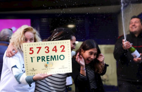 ep miembros de la administracion de dona manolita celebran haber vendido el primer premio del sorteo