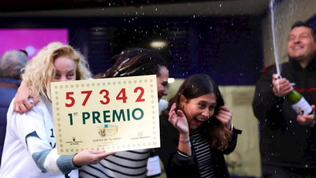 ep miembros de la administracion de dona manolita celebran haber vendido el primer premio del sorteo