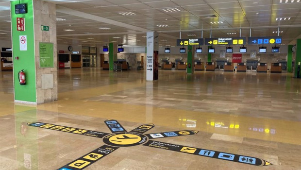 ep nueva carteleria en el aeropuerto de girona costa brava