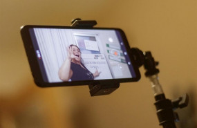 ep pantalla de un movil en el que se ve el video de una clase que una profesora de educacion