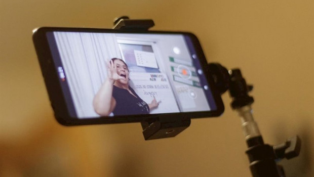 ep pantalla de un movil en el que se ve el video de una clase que una profesora de educacion
