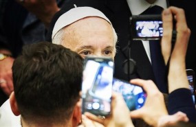ep papa francisco fotografiadolos fieles duranteaudiencia