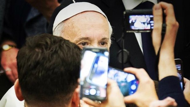 ep papa francisco fotografiadolos fieles duranteaudiencia