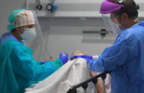 ep profesionales sanitarios atienden a un paciente