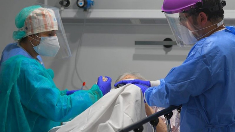ep profesionales sanitarios atienden a un paciente ep profesionales sanitarios atienden a un paciente