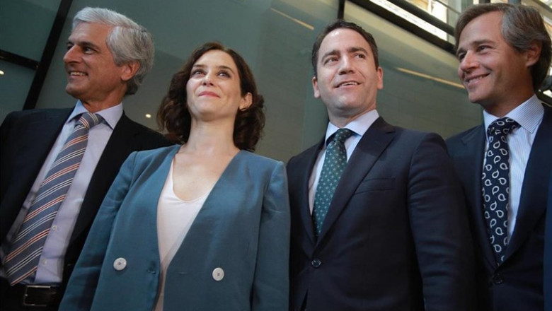 El secretario tercero del Congreso de los Diputados, Adolfo Suárez Illana (1i), la candidata del PP a la Presidencia de la Comunidad de Madrid, Isabel Díaz Ayuso (2i) y el secretario general del Partido Popular, Teodoro García Egea (3i). posan juntos tras | Ricardo Rubio - Europa Press ep secretario tercerocongresolos diputados adolfo suarez illana 1i la candidatappla presidenciala comunidadmadrid isabel diaz ayuso 2i ysecretario generalpartido popular teodoro garcia egea 3i posantras
