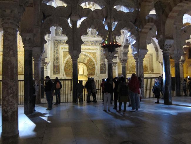 Turistas ante el Mihrab de la Mezquita, del que les separa una valla | EUROPA PRESS ep turistasmihrabla mezquita delles separavalla