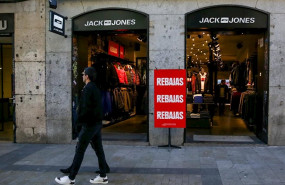 ep un hombre pasea junto a una de las tiendas de la marca de moda jack and jones de madrid en las