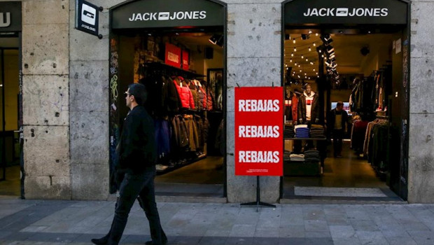 ep un hombre pasea junto a una de las tiendas de la marca de moda jack and jones de madrid en las