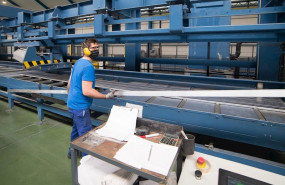 ep un trabajador durante su jornada laboral en la empresa extrusion toledo innovadora en la