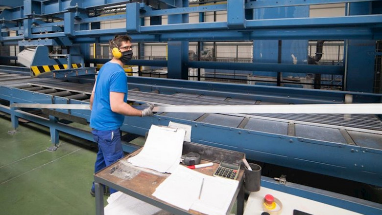 ep un trabajador durante su jornada laboral en la empresa extrusion toledo innovadora en la