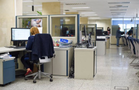 ep una empleada publica durante su jornada laboral en la oficina de la agencia estatal de la