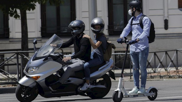 ep una moto circulando por una calle de madrid