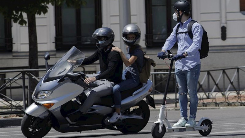 ep una moto circulando por una calle de madrid