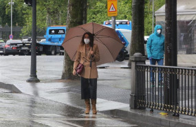 ep una mujer con paraguas en madrid este 14 de mayo dia en que hubo lluvias y bajada de temperaturas