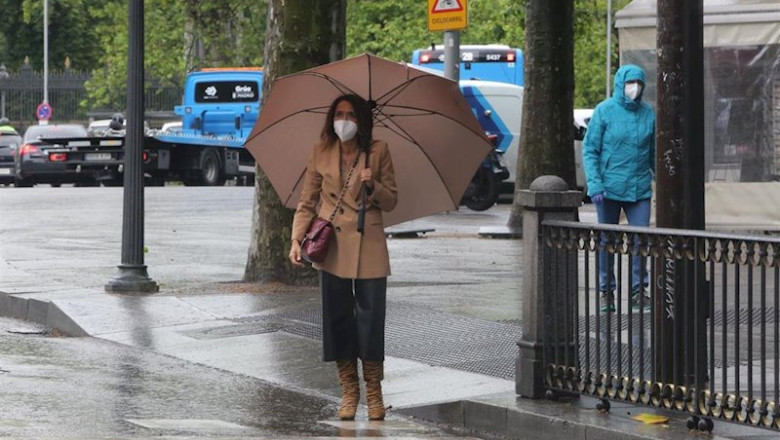 ep una mujer con paraguas en madrid este 14 de mayo dia en que hubo lluvias y bajada de temperaturas ep una mujer con paraguas en madrid este 14 de mayo dia en que hubo lluvias y bajada de temperaturas