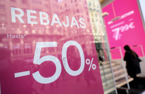 ep una mujer entra en una tienda con descuentos de hasta el 50 a 7 de enero de 2022 en madrid espana