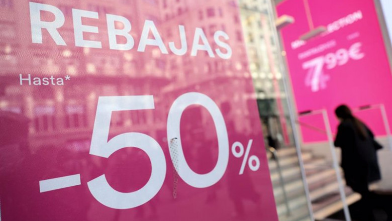 ep una mujer entra en una tienda con descuentos de hasta el 50 a 7 de enero de 2022 en madrid espana