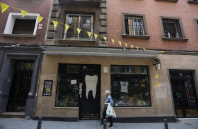 ep una mujer pasa por delante de la tienda molar discos libros
