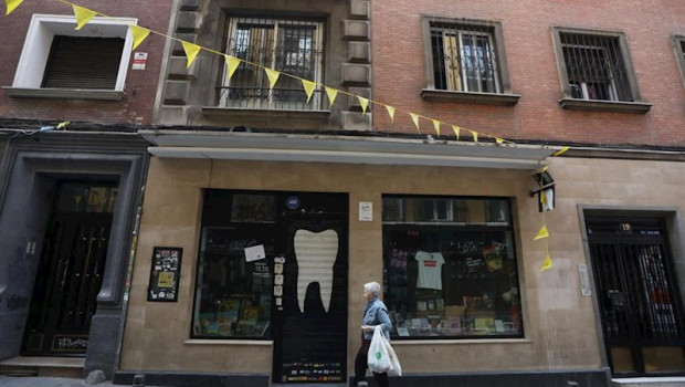 ep una mujer pasa por delante de la tienda molar discos libros