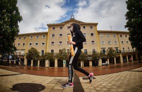 ep una nina regresa a su casa despues de comprar pan en pamplona navarra espana a 27 de abril de