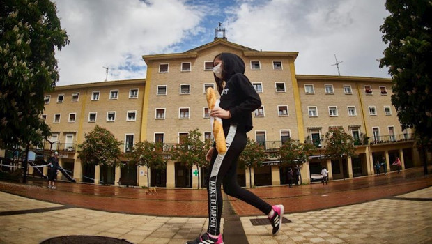 ep una nina regresa a su casa despues de comprar pan en pamplona navarra espana a 27 de abril de