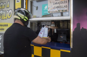 ep una persona recoge un pedido de comida para llevar en un bar