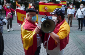 ep varias personas con banderas de espana protestan en la puerta de la sede del psoe del paseo