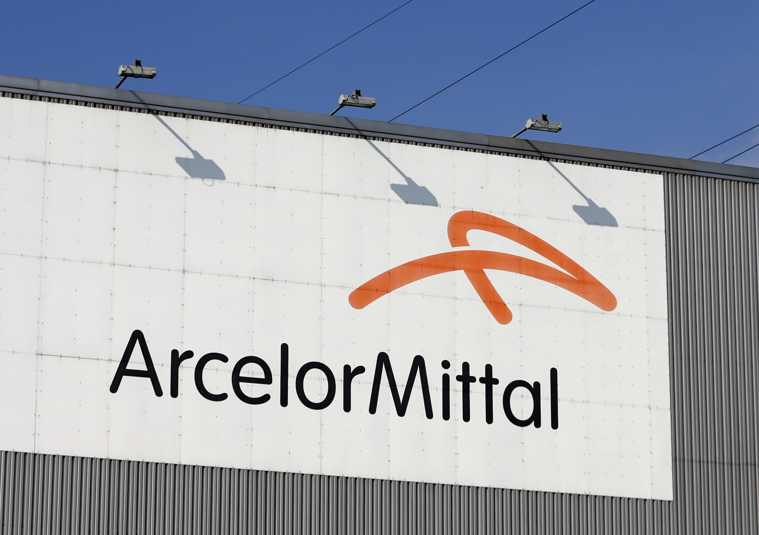 le logo de l usine siderurgique arcelormittal a seraing 20240806153846 