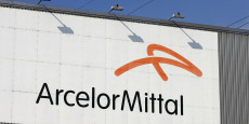 le logo de l usine siderurgique arcelormittal a seraing 20240806153846 