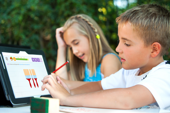 nios haciendo smartick