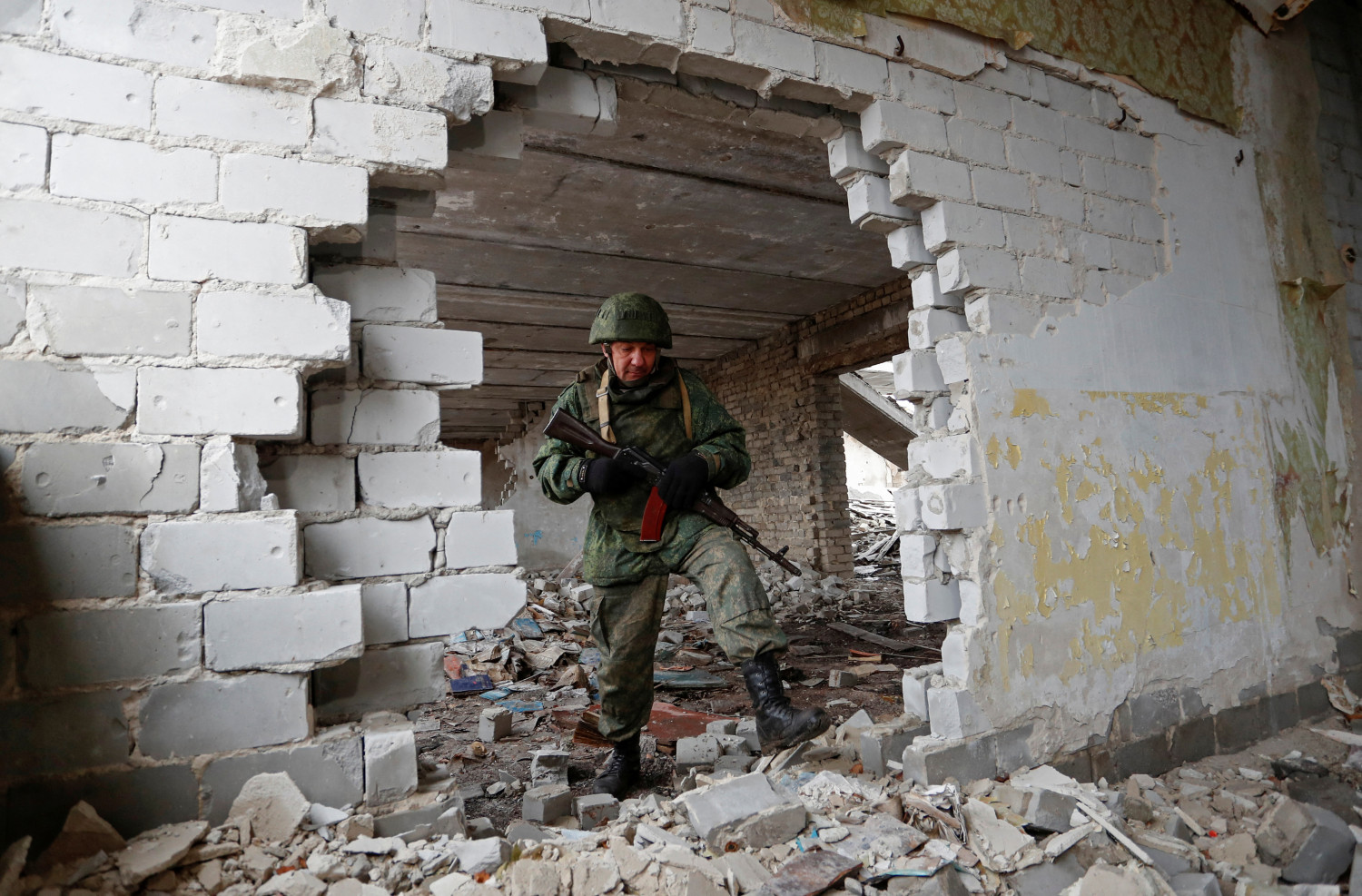 ukraine les rebelles pro russes accusent kiev de bombardement 