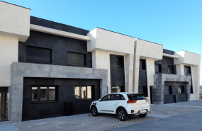 coche elctrico cargando en una casa geosolar de carbono positivo en boadilla del monte 1 20230410173837 