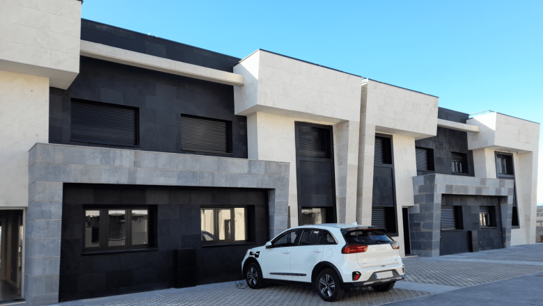 coche elctrico cargando en una casa geosolar de carbono positivo en boadilla del monte 1 20230410173837 